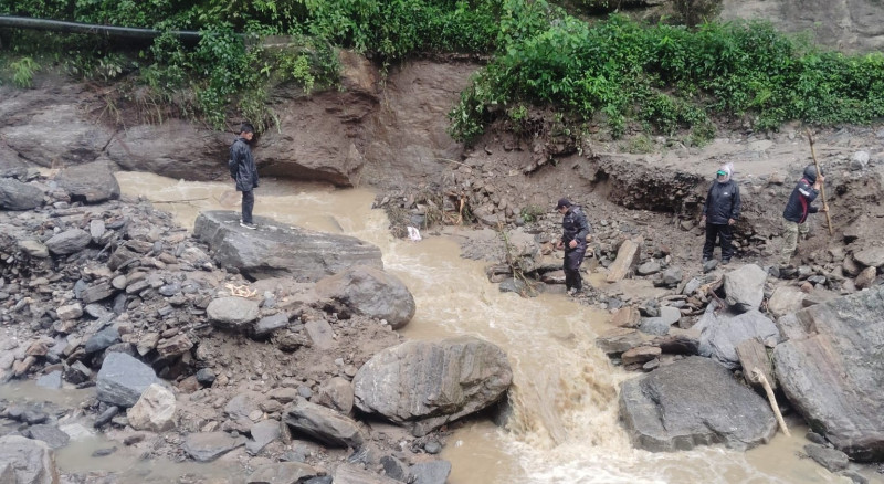 बाढीले मध्यपहाडी लोकमार्ग अवरुद्ध, सडक खुलाउने प्रयास जारी